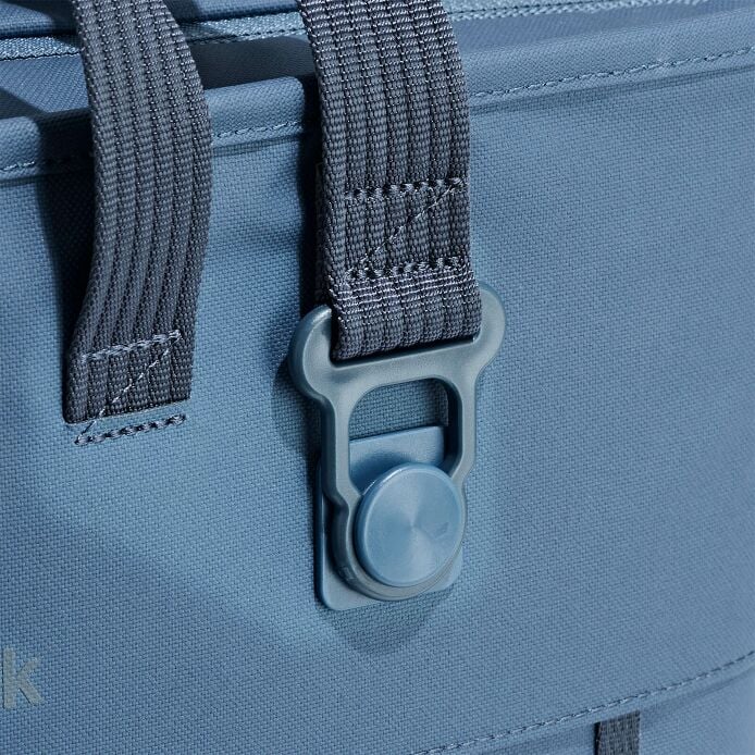 carryouttm-soft-cooler-tote-10-l-w9 250815_hydro_cooler_details_14838_6_3.jpg