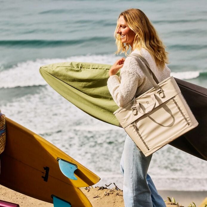 carryouttm-soft-cooler-tote-20-l-u3 hf_carryout_bouwer_d1_l1_torrey_pines_lifestyle_1142_1_1.jpg