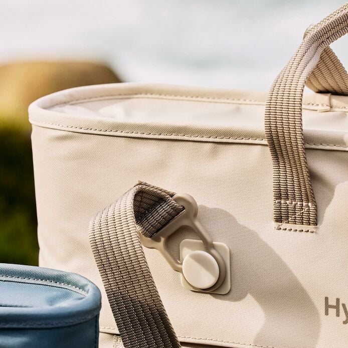 carryouttm-soft-cooler-tote-10-l-w9 hf_carryout_bouwer_d1_l1_torrey_pines_still_life_0123_4.jpg