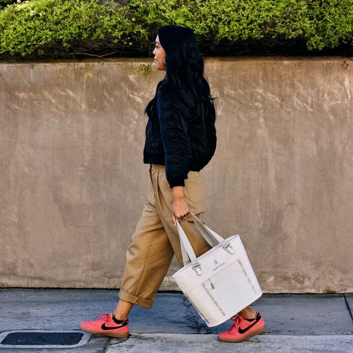 carryouttm-soft-cooler-tote-10-l-w9 hf_carryout_bouwer_d2_l1_stone_steps_0131_3.jpg