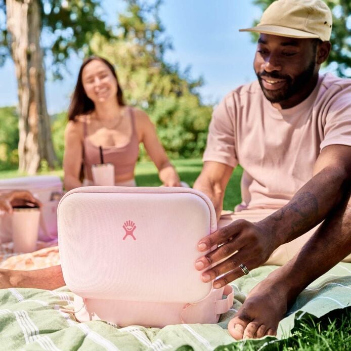 5-l-carry-outtm-lunch-box-f3 hf_s24_trillium_45_1.jpg